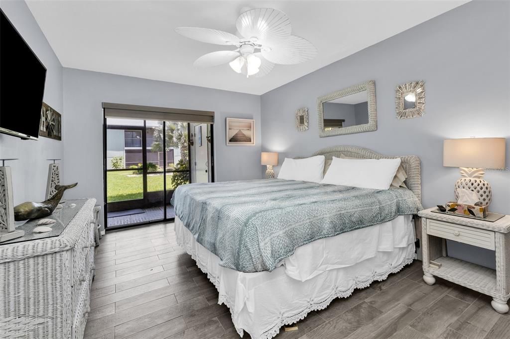 For Sale: $225,000 (2 beds, 2 baths, 966 Square Feet)