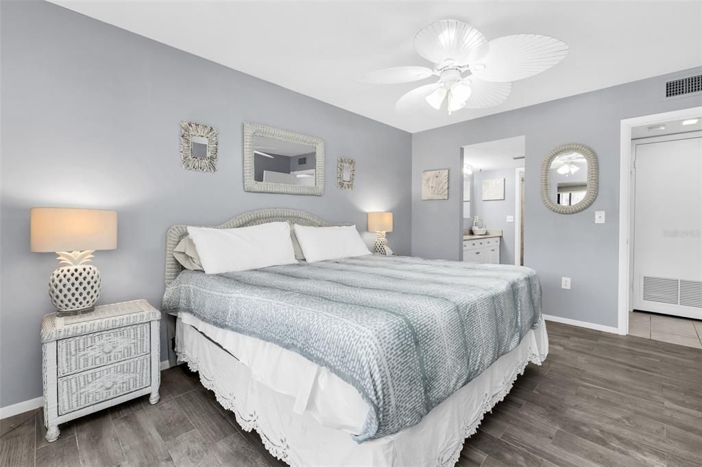 For Sale: $225,000 (2 beds, 2 baths, 966 Square Feet)