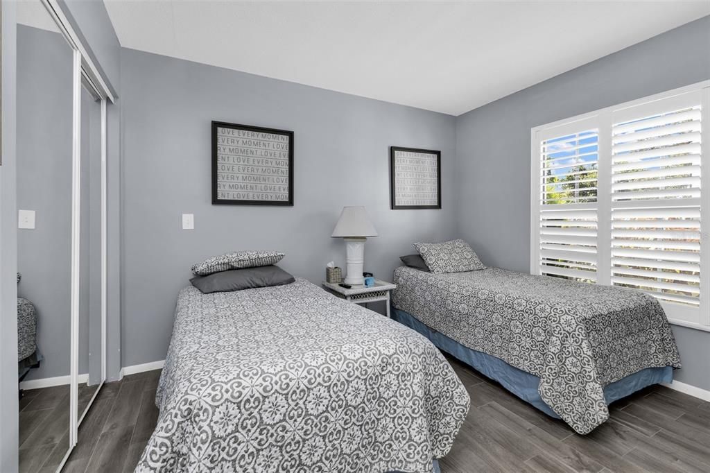 For Sale: $225,000 (2 beds, 2 baths, 966 Square Feet)