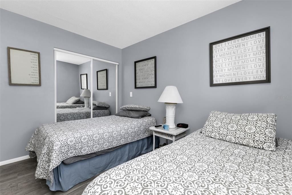 For Sale: $225,000 (2 beds, 2 baths, 966 Square Feet)