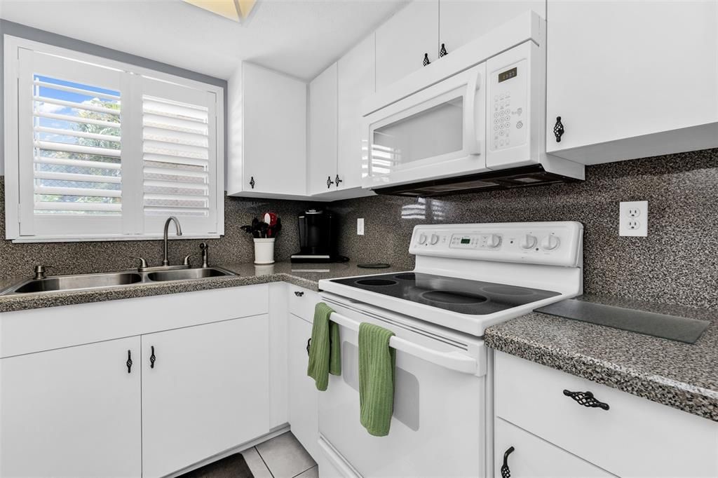 For Sale: $225,000 (2 beds, 2 baths, 966 Square Feet)