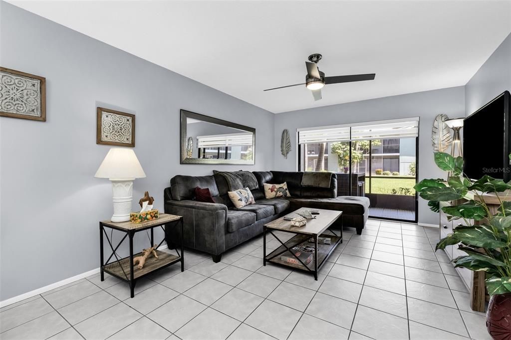 For Sale: $225,000 (2 beds, 2 baths, 966 Square Feet)