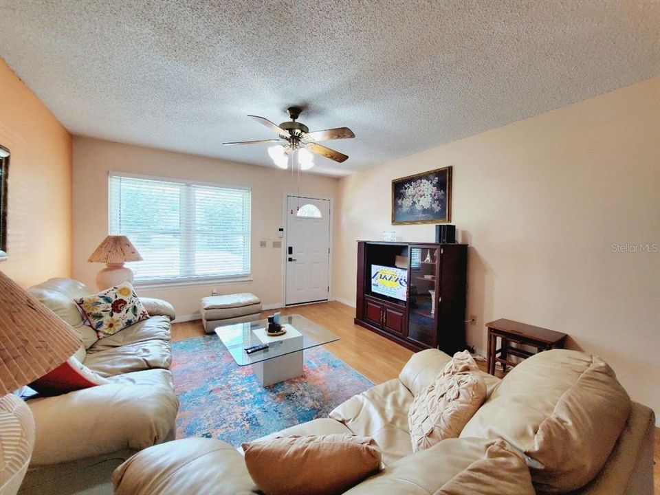 For Rent: $1,900 (2 beds, 2 baths, 1316 Square Feet)