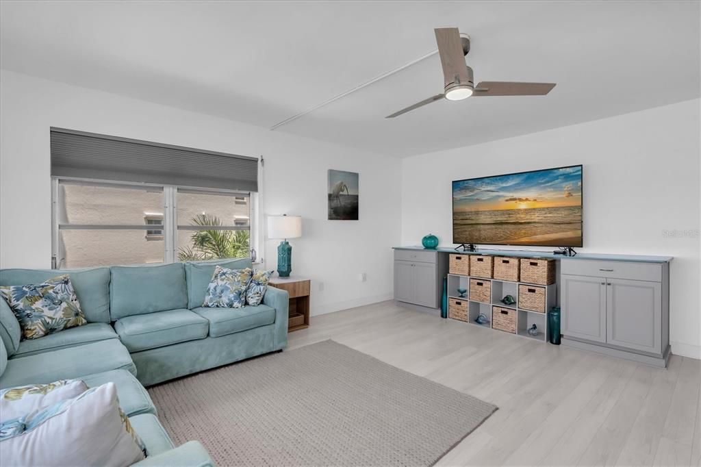 En Venta: $649,000 (2 camas, 2 baños, 2210 Pies cuadrados)