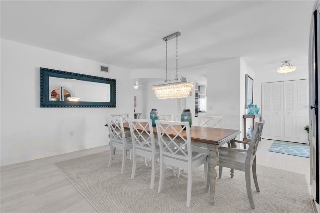 En Venta: $649,000 (2 camas, 2 baños, 2210 Pies cuadrados)