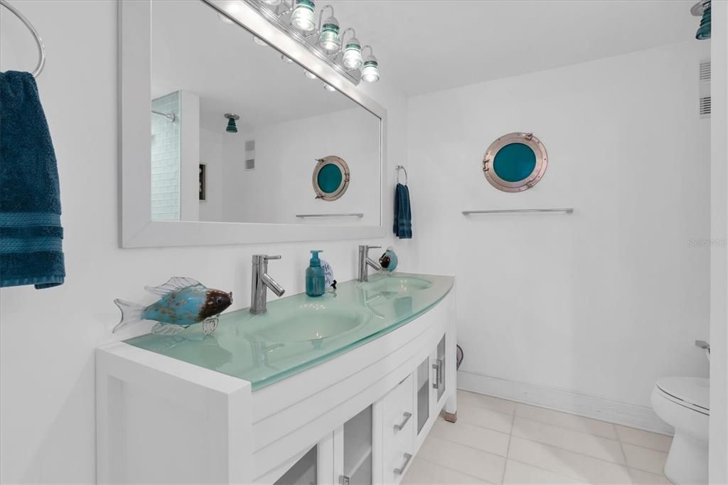 En Venta: $649,000 (2 camas, 2 baños, 2210 Pies cuadrados)