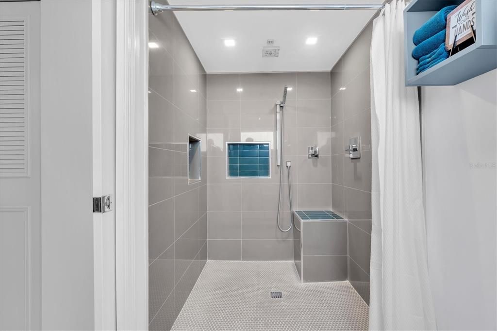 En Venta: $649,000 (2 camas, 2 baños, 2210 Pies cuadrados)