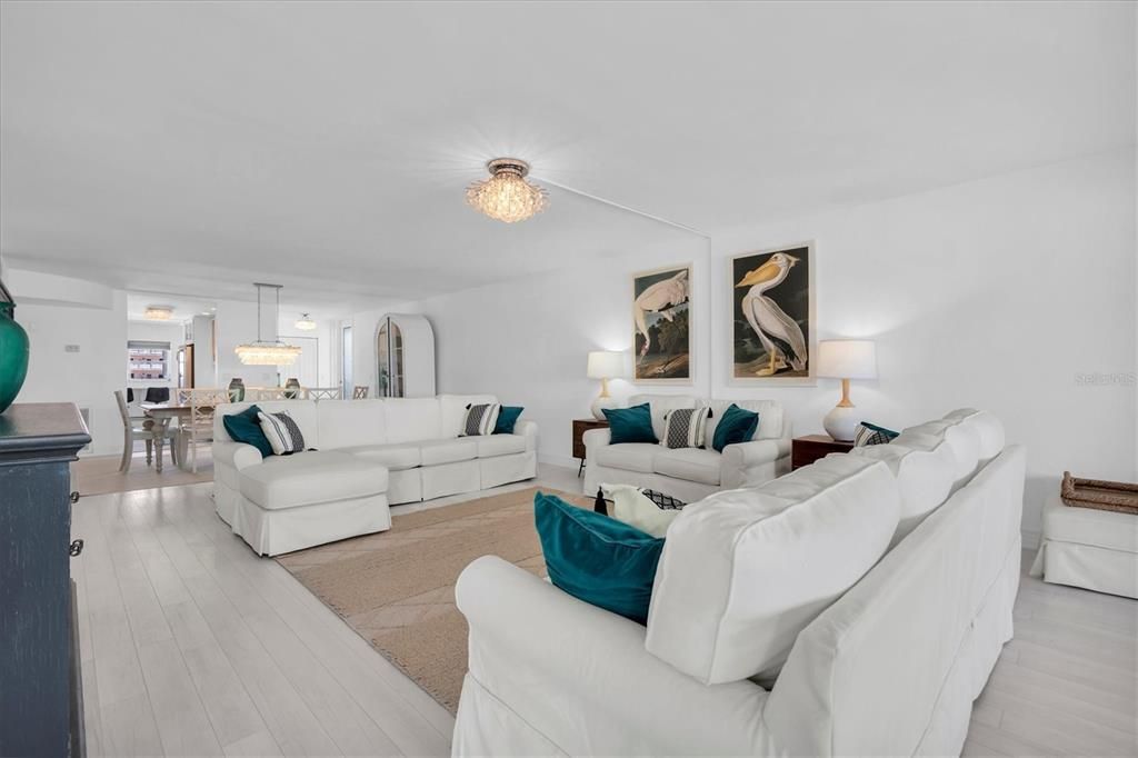 En Venta: $649,000 (2 camas, 2 baños, 2210 Pies cuadrados)