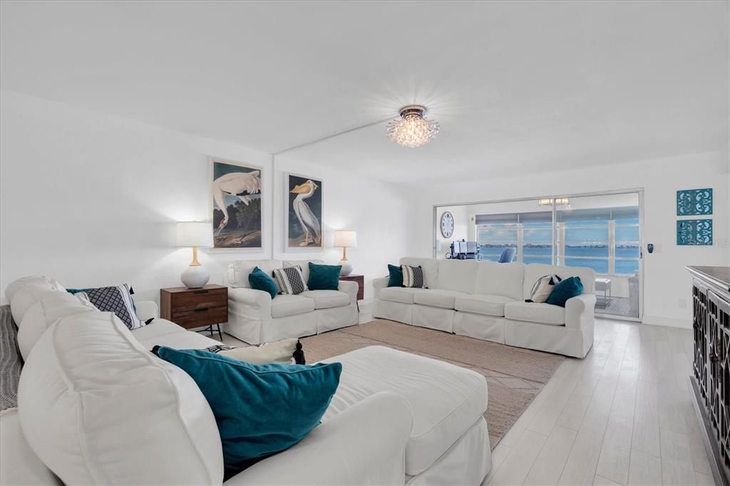 En Venta: $649,000 (2 camas, 2 baños, 2210 Pies cuadrados)