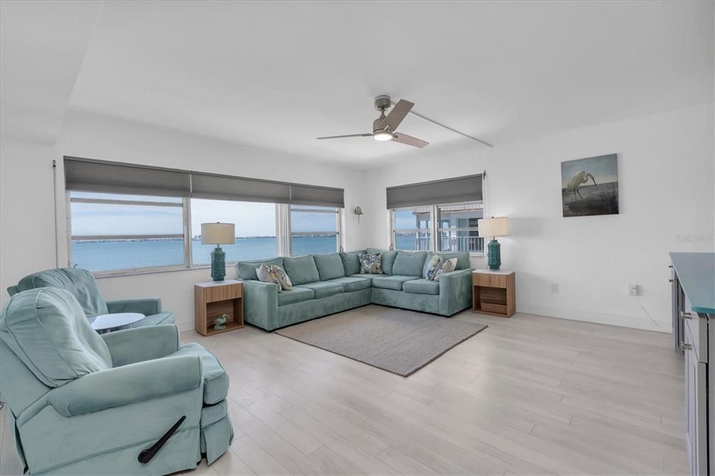 En Venta: $649,000 (2 camas, 2 baños, 2210 Pies cuadrados)