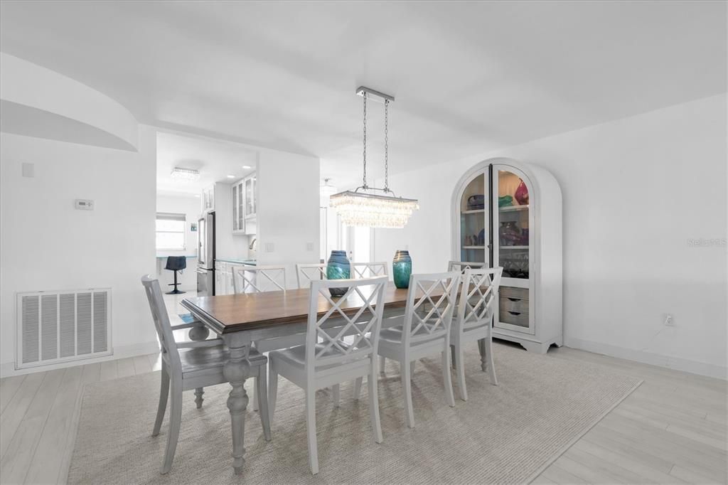 En Venta: $649,000 (2 camas, 2 baños, 2210 Pies cuadrados)