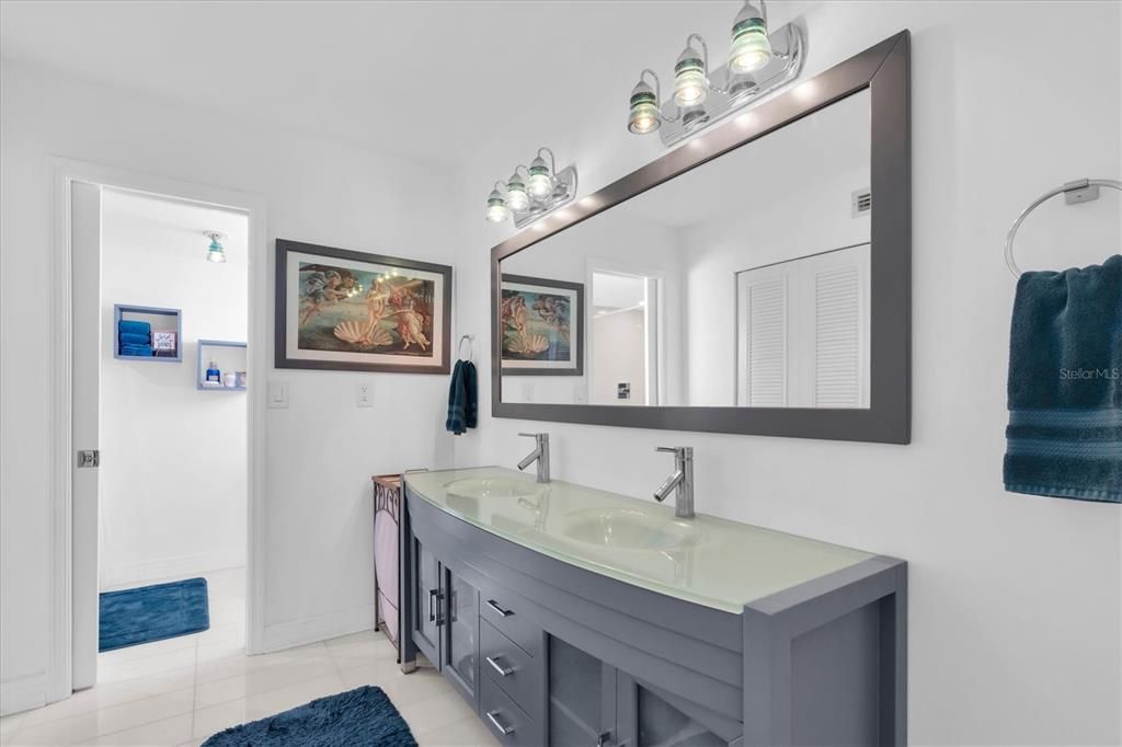En Venta: $649,000 (2 camas, 2 baños, 2210 Pies cuadrados)