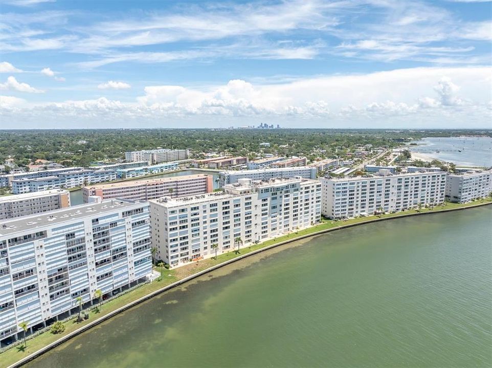 En Venta: $649,000 (2 camas, 2 baños, 2210 Pies cuadrados)