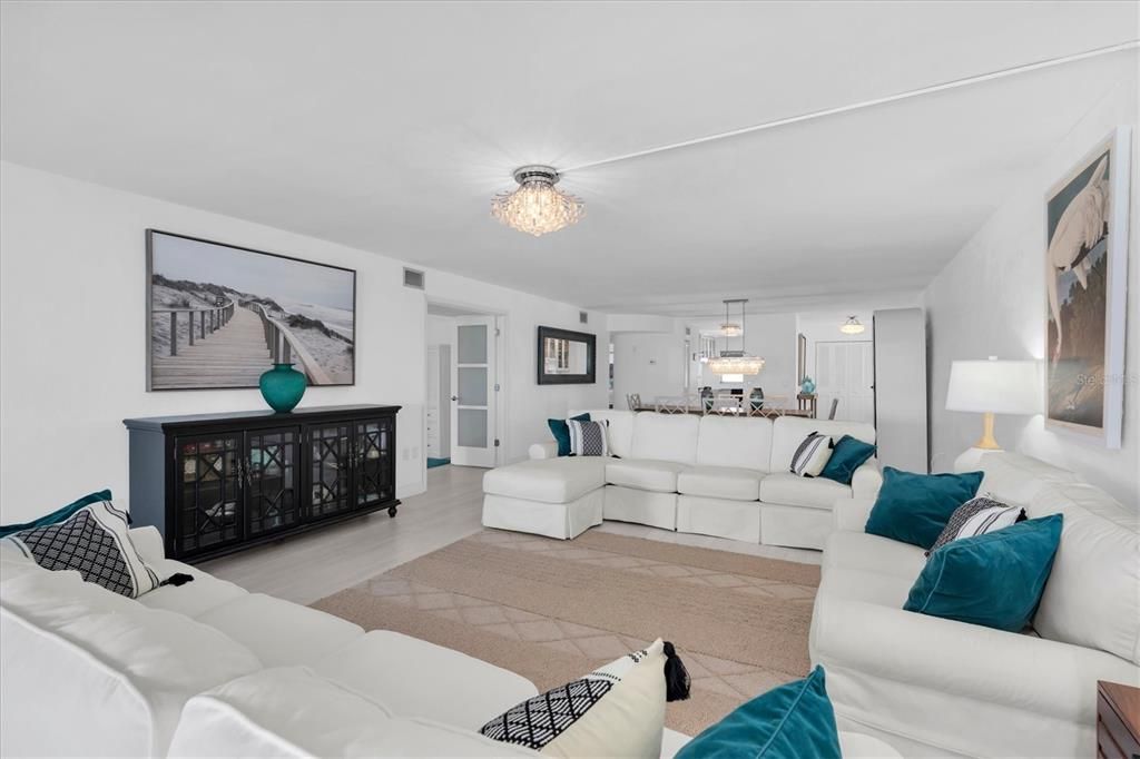 En Venta: $649,000 (2 camas, 2 baños, 2210 Pies cuadrados)