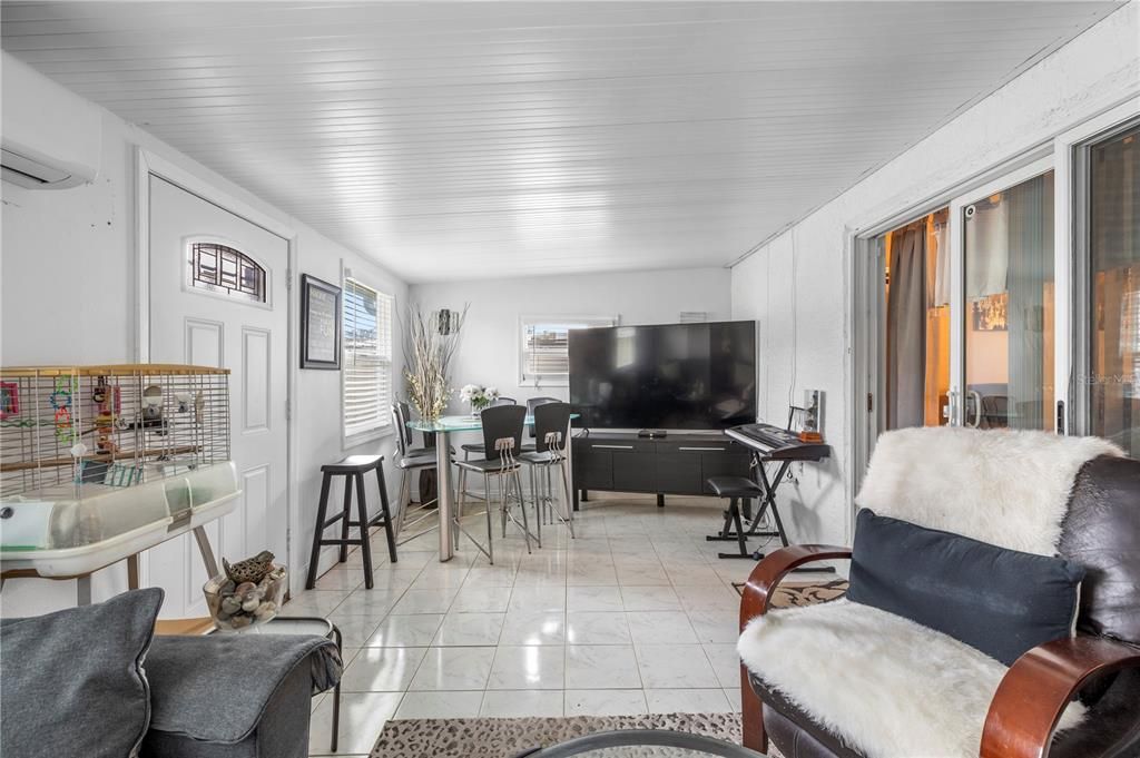 En Venta: $335,000 (4 camas, 2 baños, 1591 Pies cuadrados)