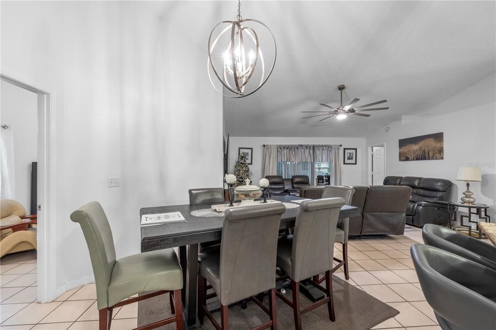 En Venta: $335,000 (4 camas, 2 baños, 1591 Pies cuadrados)