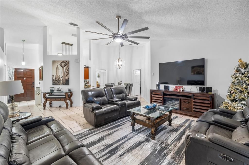 En Venta: $335,000 (4 camas, 2 baños, 1591 Pies cuadrados)