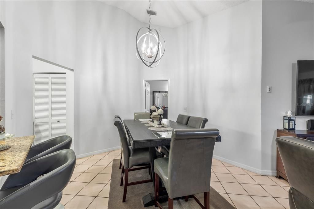 En Venta: $335,000 (4 camas, 2 baños, 1591 Pies cuadrados)