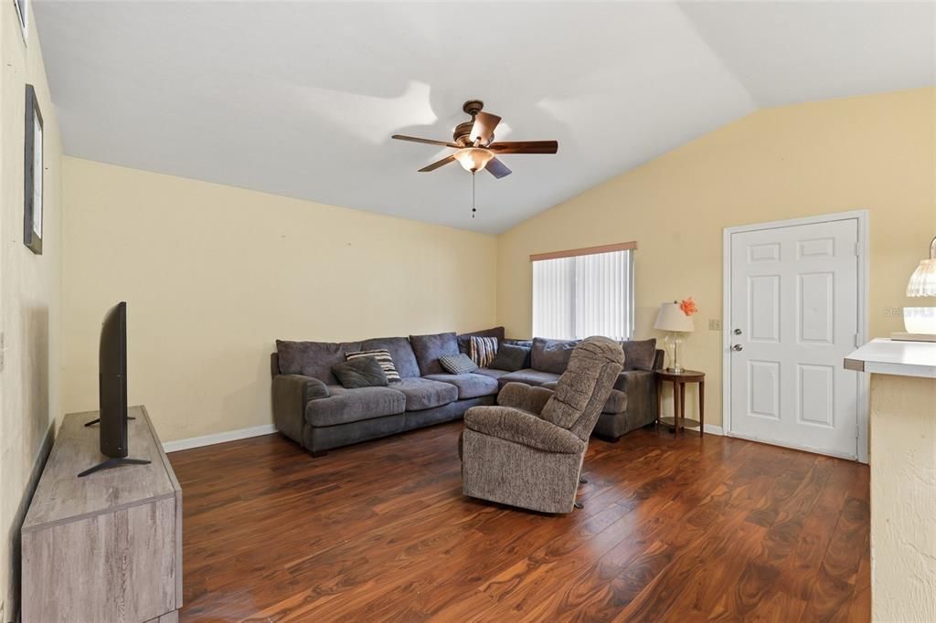 For Sale: $225,000 (3 beds, 1 baths, 1022 Square Feet)