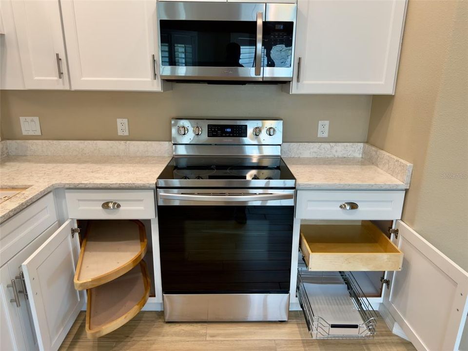 For Sale: $255,000 (3 beds, 2 baths, 1300 Square Feet)