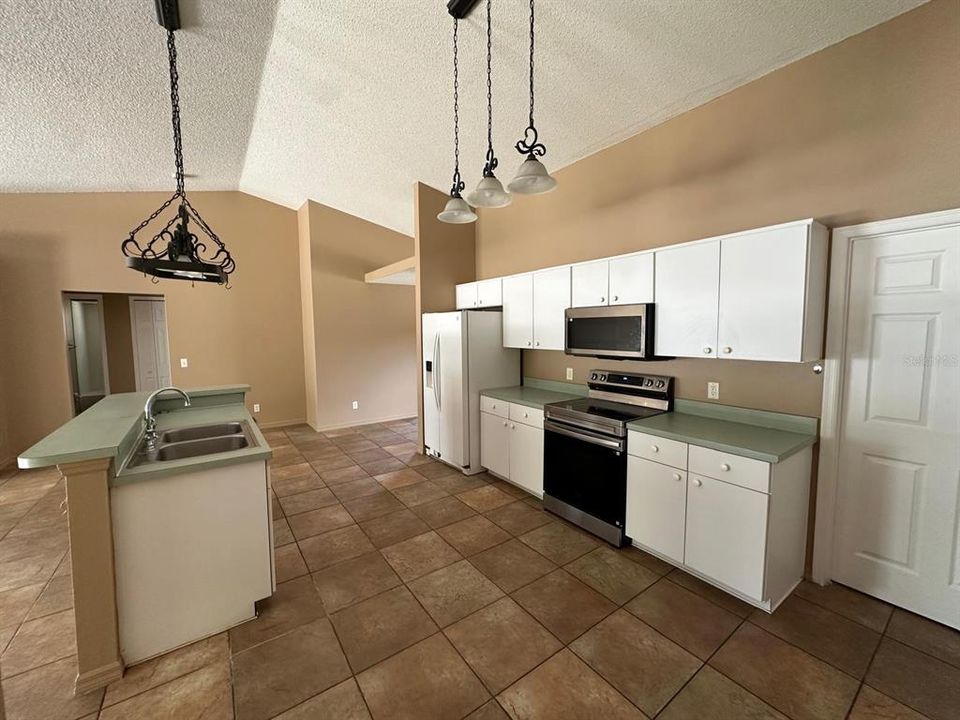 For Rent: $2,100 (3 beds, 2 baths, 2028 Square Feet)