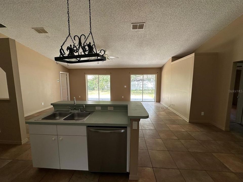 For Rent: $2,100 (3 beds, 2 baths, 2028 Square Feet)