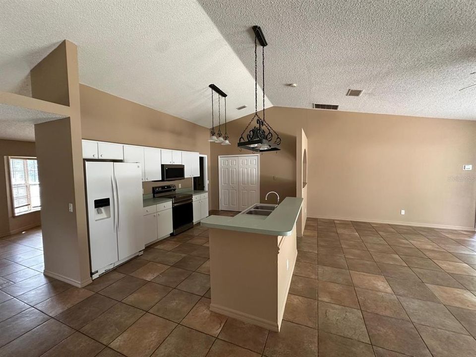 For Rent: $2,100 (3 beds, 2 baths, 2028 Square Feet)