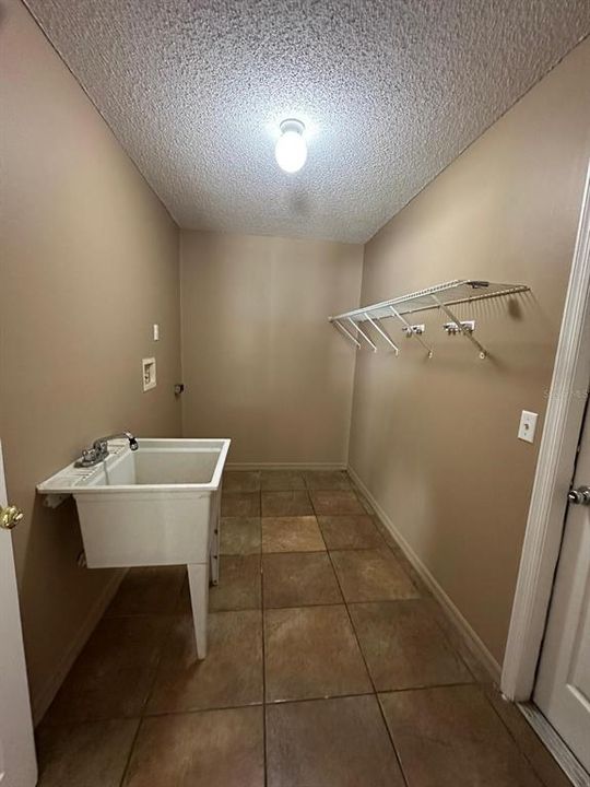 For Rent: $2,100 (3 beds, 2 baths, 2028 Square Feet)