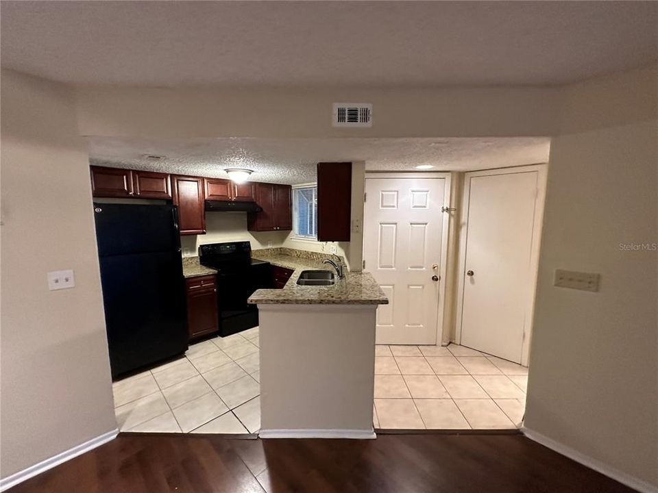 For Sale: $120,000 (1 beds, 1 baths, 660 Square Feet)