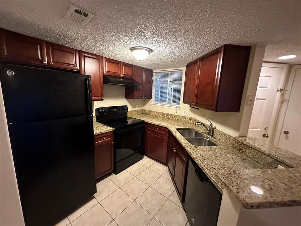 For Sale: $120,000 (1 beds, 1 baths, 660 Square Feet)
