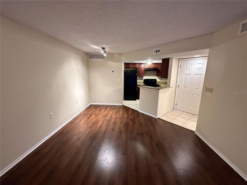 For Sale: $120,000 (1 beds, 1 baths, 660 Square Feet)