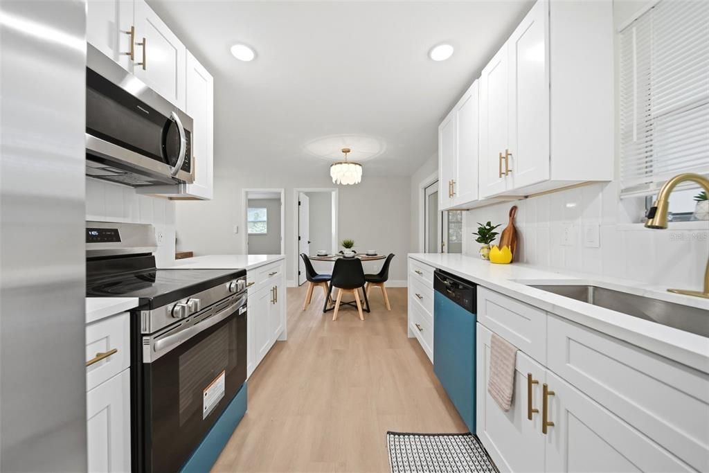 For Sale: $289,900 (3 beds, 2 baths, 1275 Square Feet)