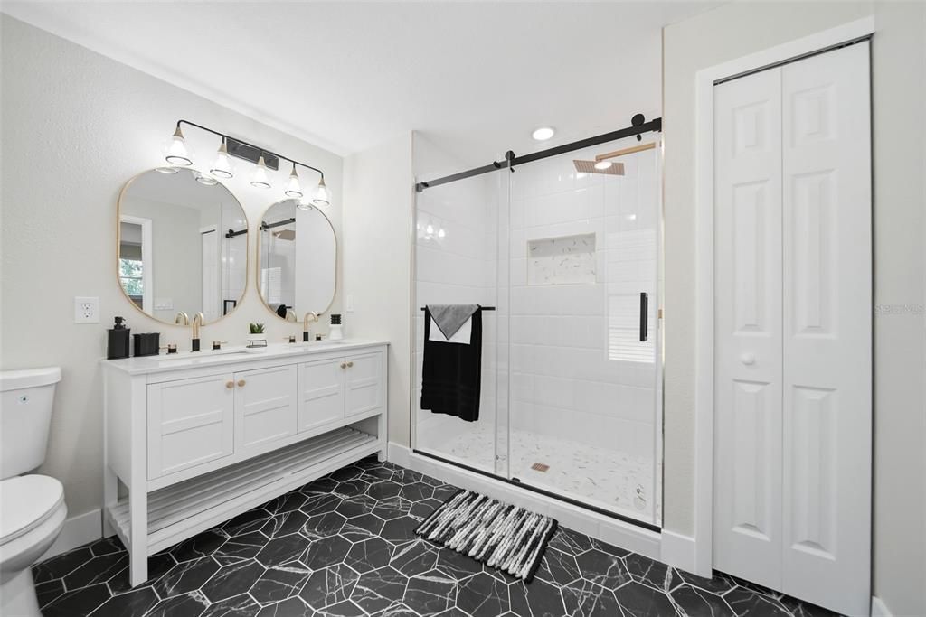 For Sale: $289,900 (3 beds, 2 baths, 1275 Square Feet)