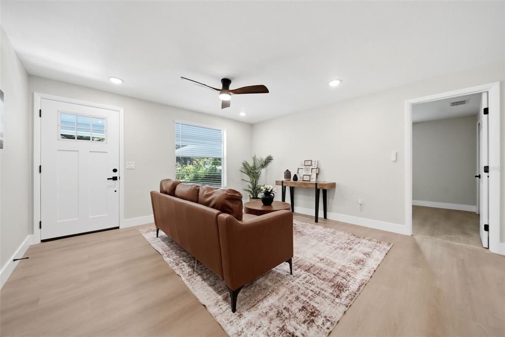 For Sale: $289,900 (3 beds, 2 baths, 1275 Square Feet)