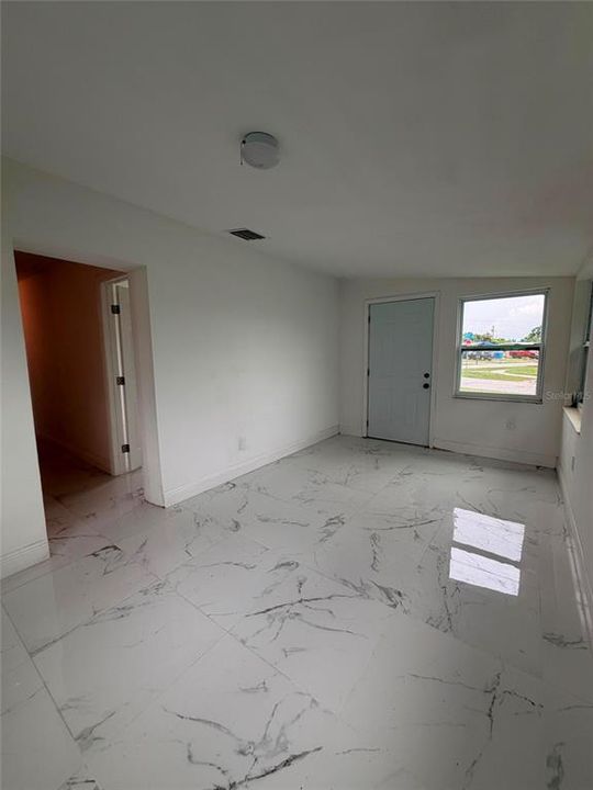 For Rent: $1,475 (1 beds, 1 baths, 737 Square Feet)