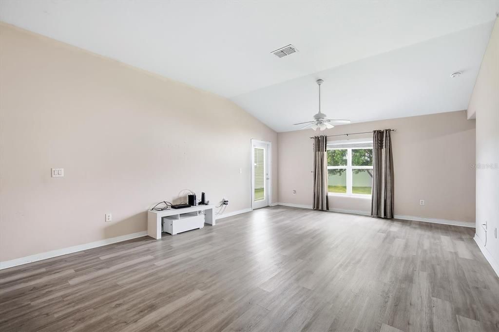 For Sale: $300,000 (3 beds, 2 baths, 1380 Square Feet)