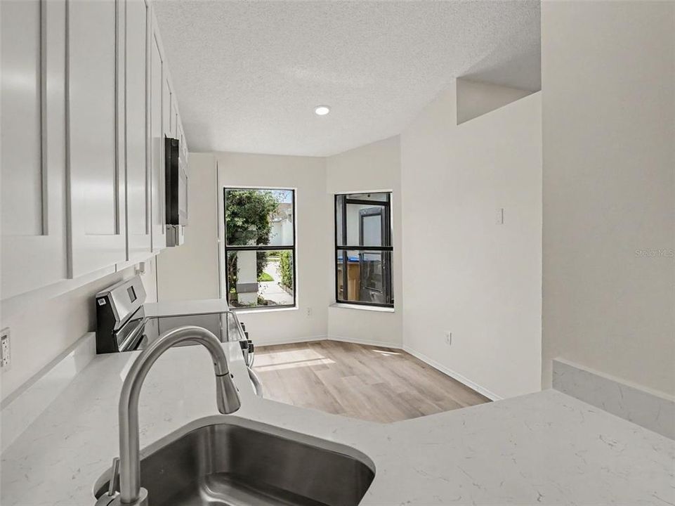 For Sale: $250,000 (2 beds, 2 baths, 1019 Square Feet)