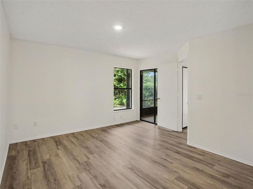 For Sale: $250,000 (2 beds, 2 baths, 1019 Square Feet)
