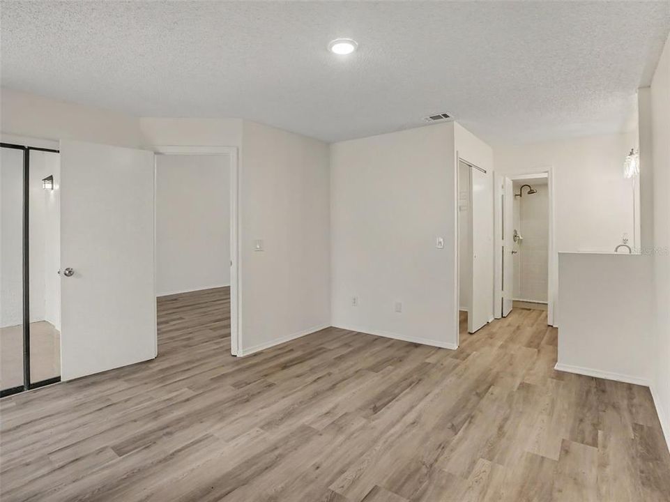 For Sale: $250,000 (2 beds, 2 baths, 1019 Square Feet)