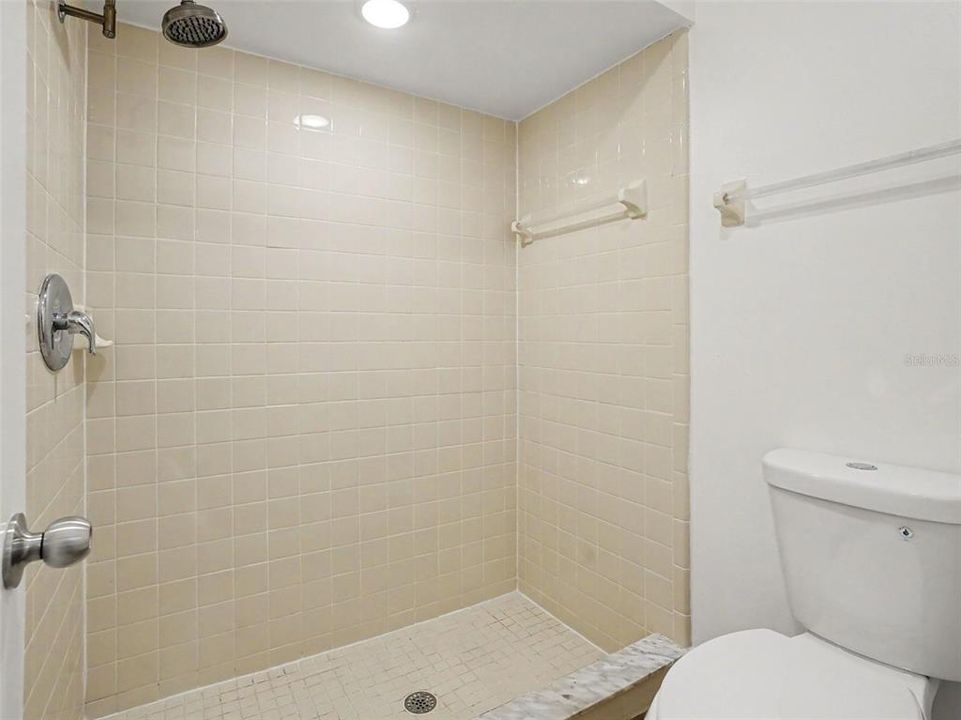 For Sale: $250,000 (2 beds, 2 baths, 1019 Square Feet)