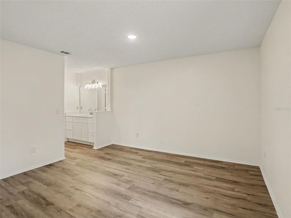 For Sale: $250,000 (2 beds, 2 baths, 1019 Square Feet)