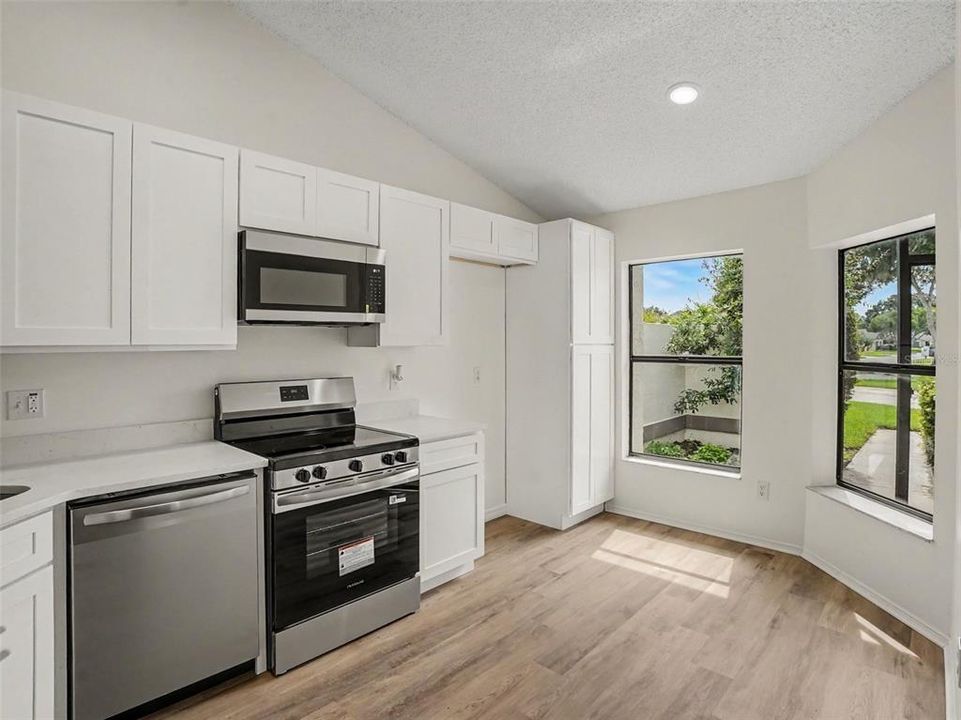 For Sale: $250,000 (2 beds, 2 baths, 1019 Square Feet)