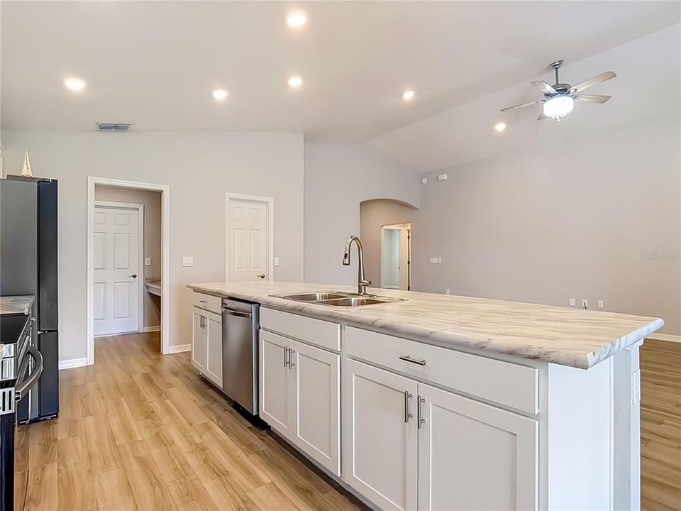 На продажу: $349,000 (4 спален, 2 ванн, 1819 Квадратных фут)