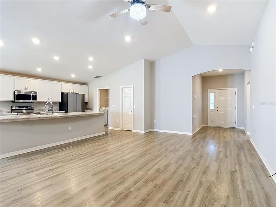 На продажу: $349,000 (4 спален, 2 ванн, 1819 Квадратных фут)