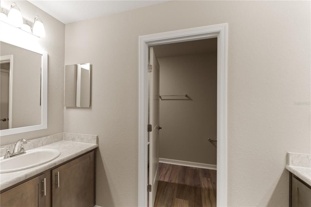 Activo con contrato: $369,900 (3 camas, 2 baños, 2213 Pies cuadrados)