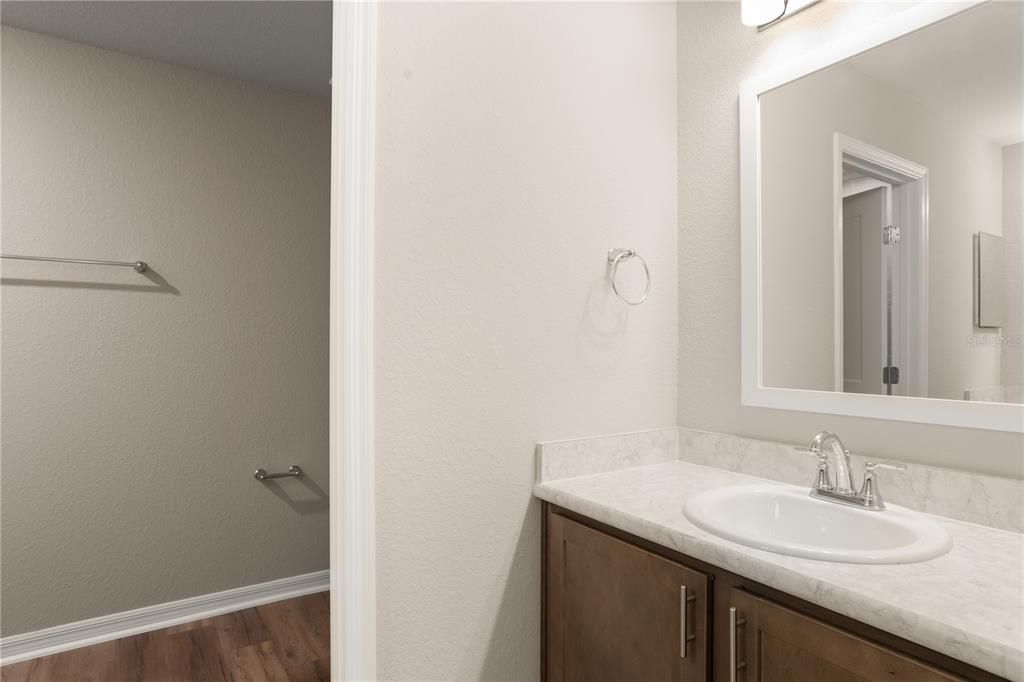 Activo con contrato: $369,900 (3 camas, 2 baños, 2213 Pies cuadrados)
