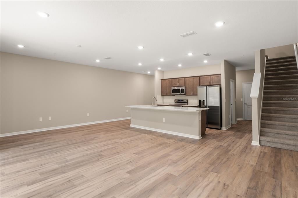 Activo con contrato: $369,900 (3 camas, 2 baños, 2213 Pies cuadrados)