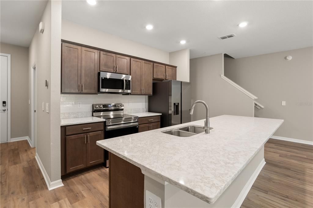 Activo con contrato: $369,900 (3 camas, 2 baños, 2213 Pies cuadrados)