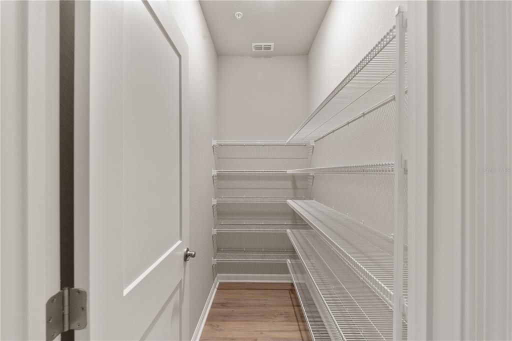 Activo con contrato: $369,900 (3 camas, 2 baños, 2213 Pies cuadrados)