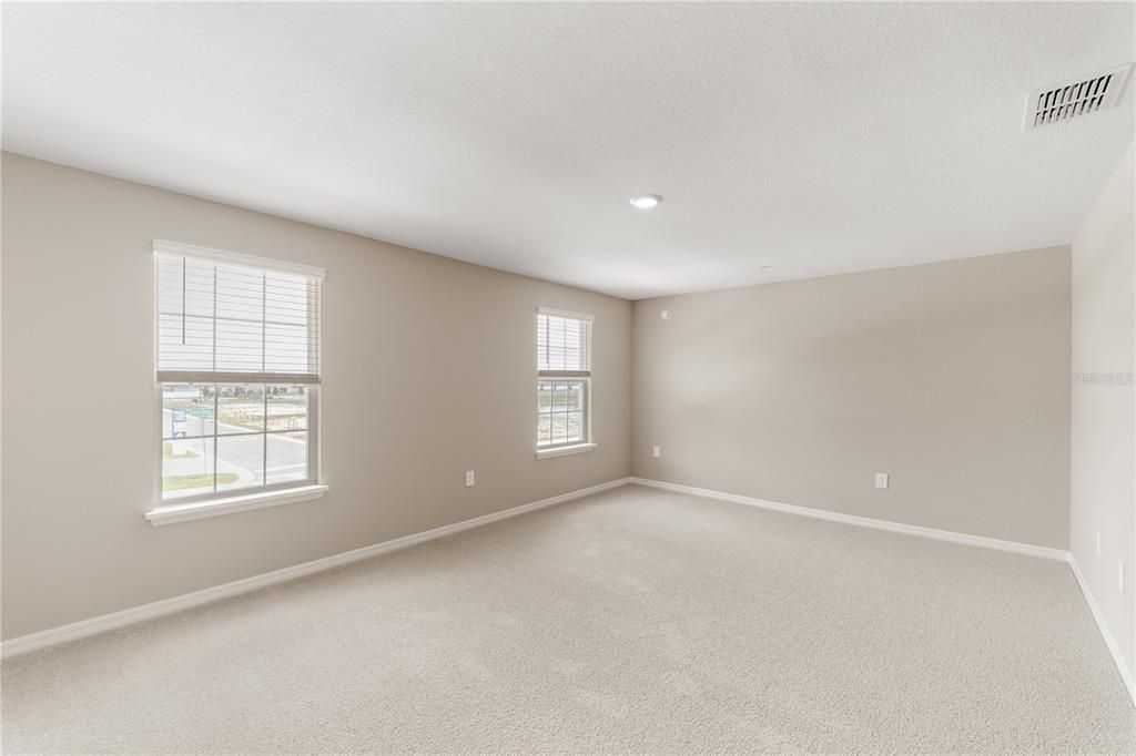 Activo con contrato: $369,900 (3 camas, 2 baños, 2213 Pies cuadrados)